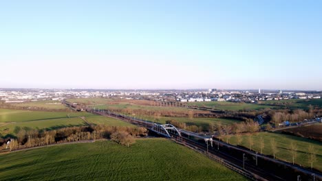 In-Der-Nähe-Der-Stadt-Fliegt-Die-Drohne-Auf-Die-Brücke-Zu-–-Luftaufnahmen