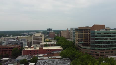 Una-Toma-De-Un-Dron-Que-Muestra-El-Corazón-Del-Centro-De-Greenville,-Carolina-Del-Sur.