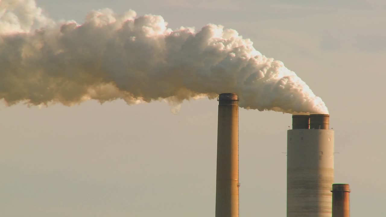 연기를 내뿜는 굴뚝이 있는 발전소 2