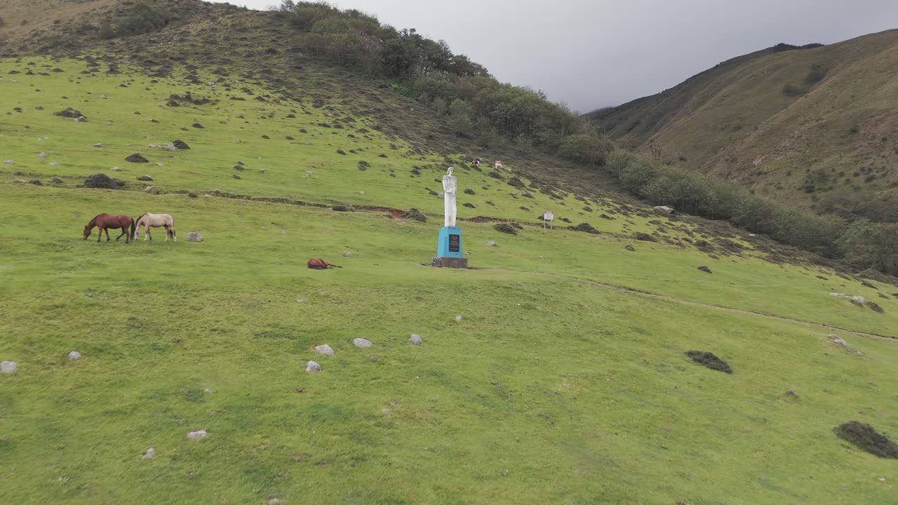 Veduta aerea del suggestivo Cristo di Tafí del Valle circondato da cavalli al pascolo