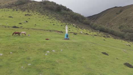 Vista-Aérea-Del-Impresionante-Cristo-De-Tafí-Del-Valle-Rodeado-De-Caballos-Pastando