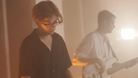 actuación en vivo de la banda con cantante, bajista, pianista, baterista y guitarrista
