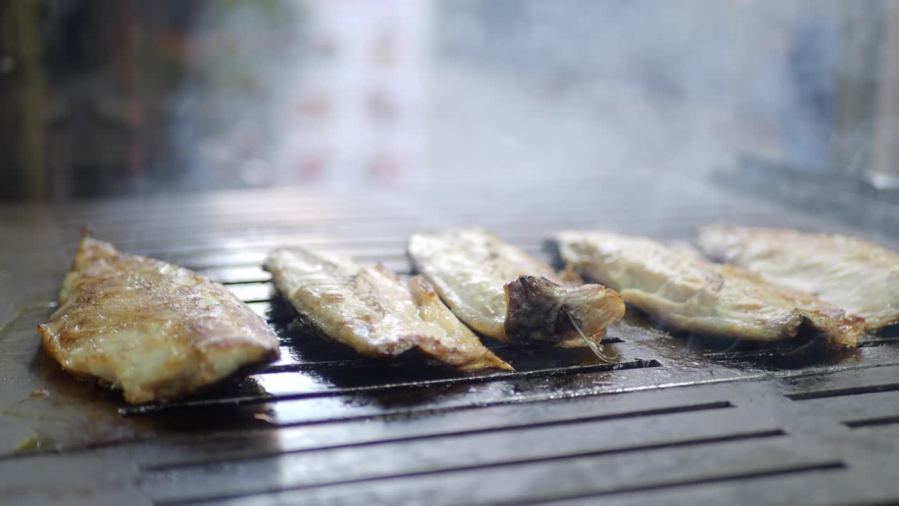 그릴에 긴 물고기