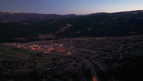 Sobrevuelo-Nocturno-Con-Drones-De-Big-Sky,-Campo-De-Golf-De-Montana-Y-Hoteles