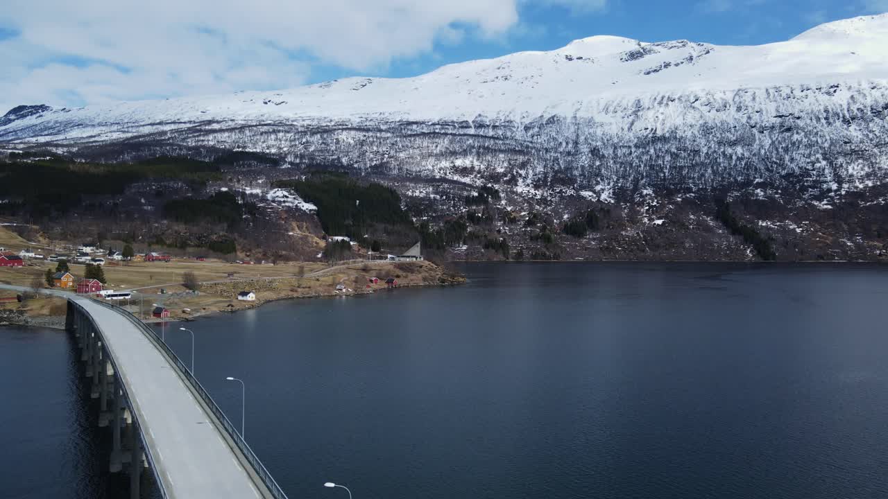 el puente arsteinbrua cruza el fiordo de gratangen en gratangen, troms og finnmark, noruega