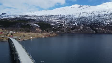 El-Puente-Arsteinbrua-Cruza-El-Fiordo-De-Gratangen-En-Gratangen,-Troms-Y-Finnmark,-Noruega