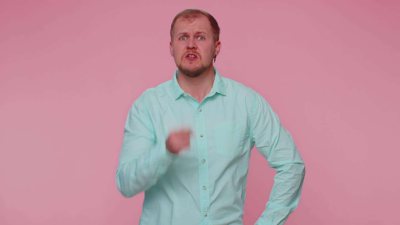 hombre disgustado gestando las manos con irritación, disgusto, culpando regañando por el fracaso preguntando por qué