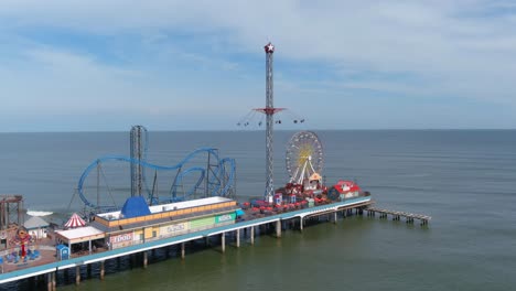 Vista-Aérea-Del-Muelle-Frente-A-La-Zona-Costera-De-La-Isla-De-Galveston,-Texas