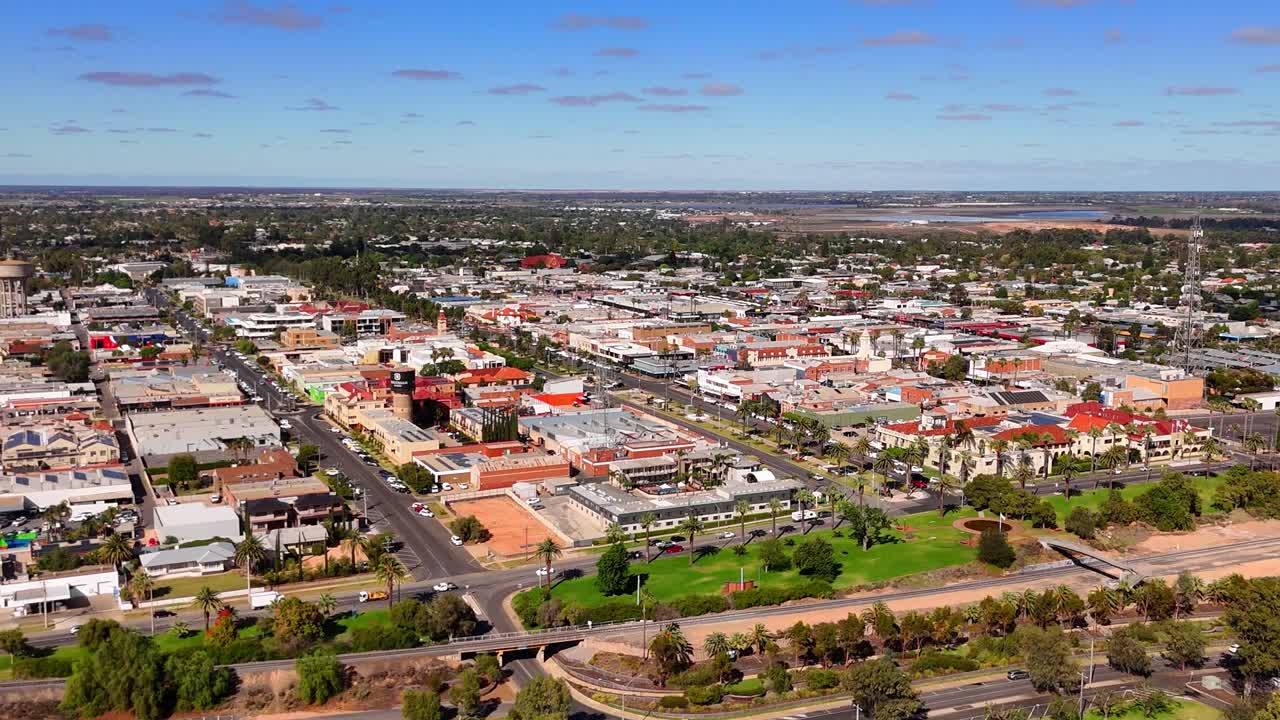 Ampio panorama aereo della città di Mildura con fiume, strade ed edifici bassi, che definiscono l'espansione suburbana