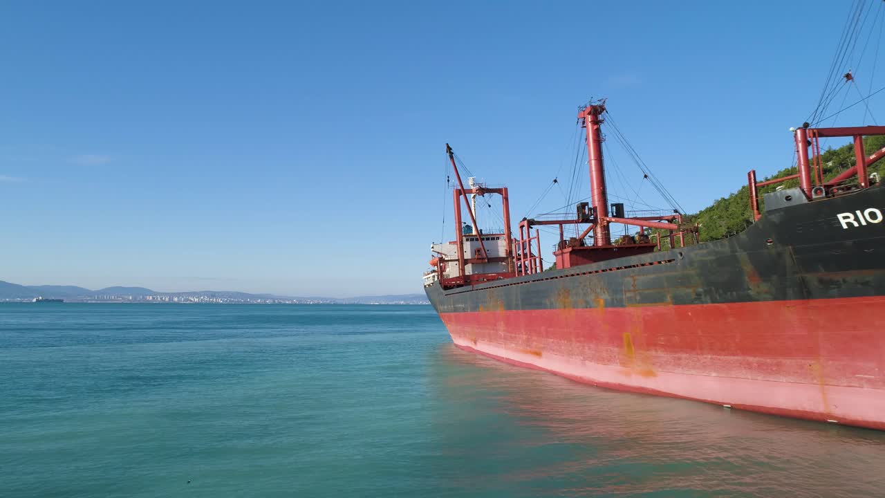 buque de carga abandonado en la costa