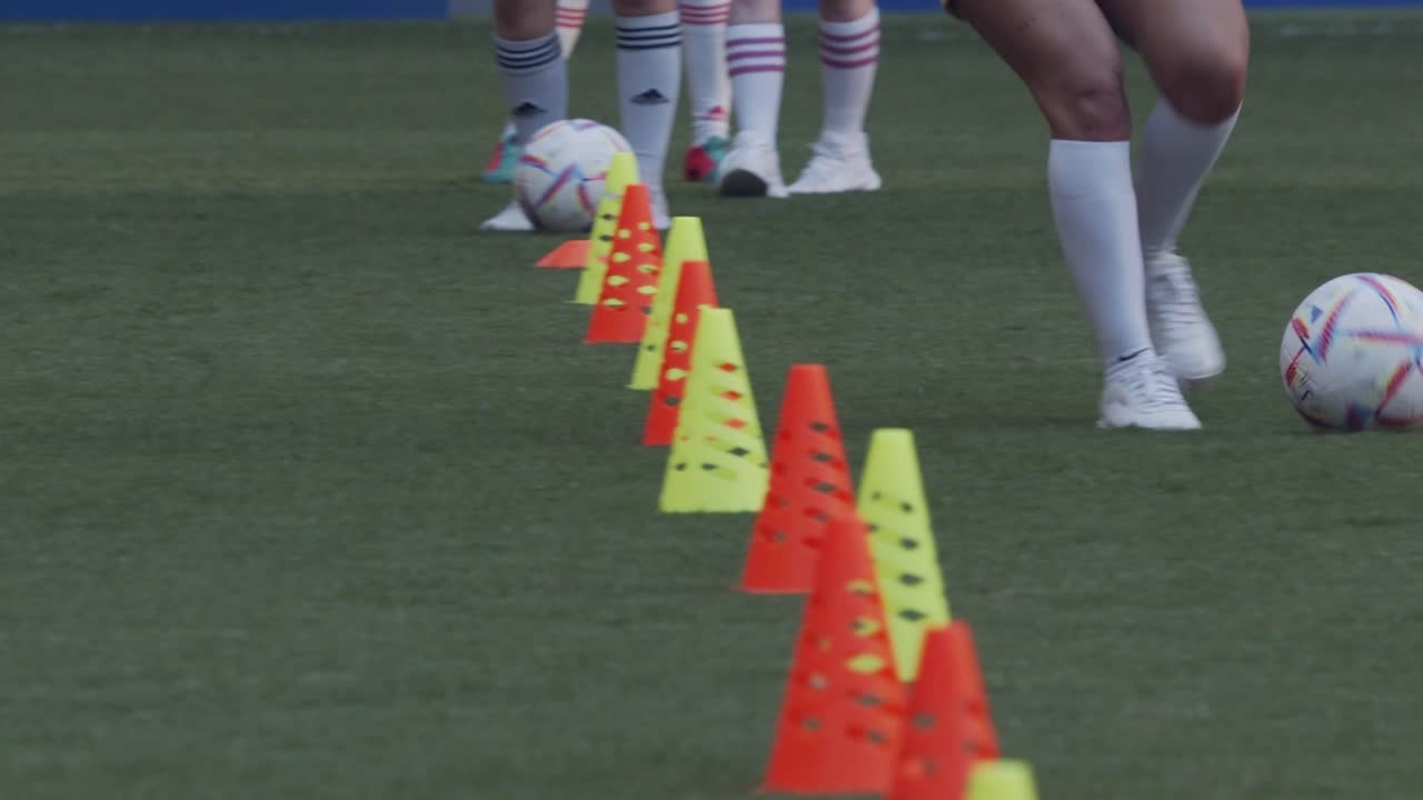 풀밭에서 축구 훈련 - 슬로우 모션