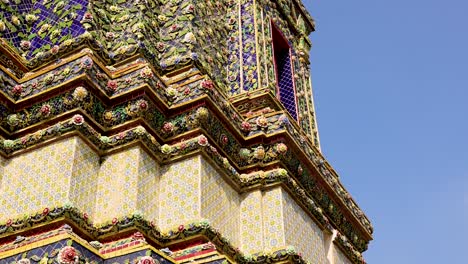 una vista detallada de la estupa del templo ornamentada en bangkok, tailandia