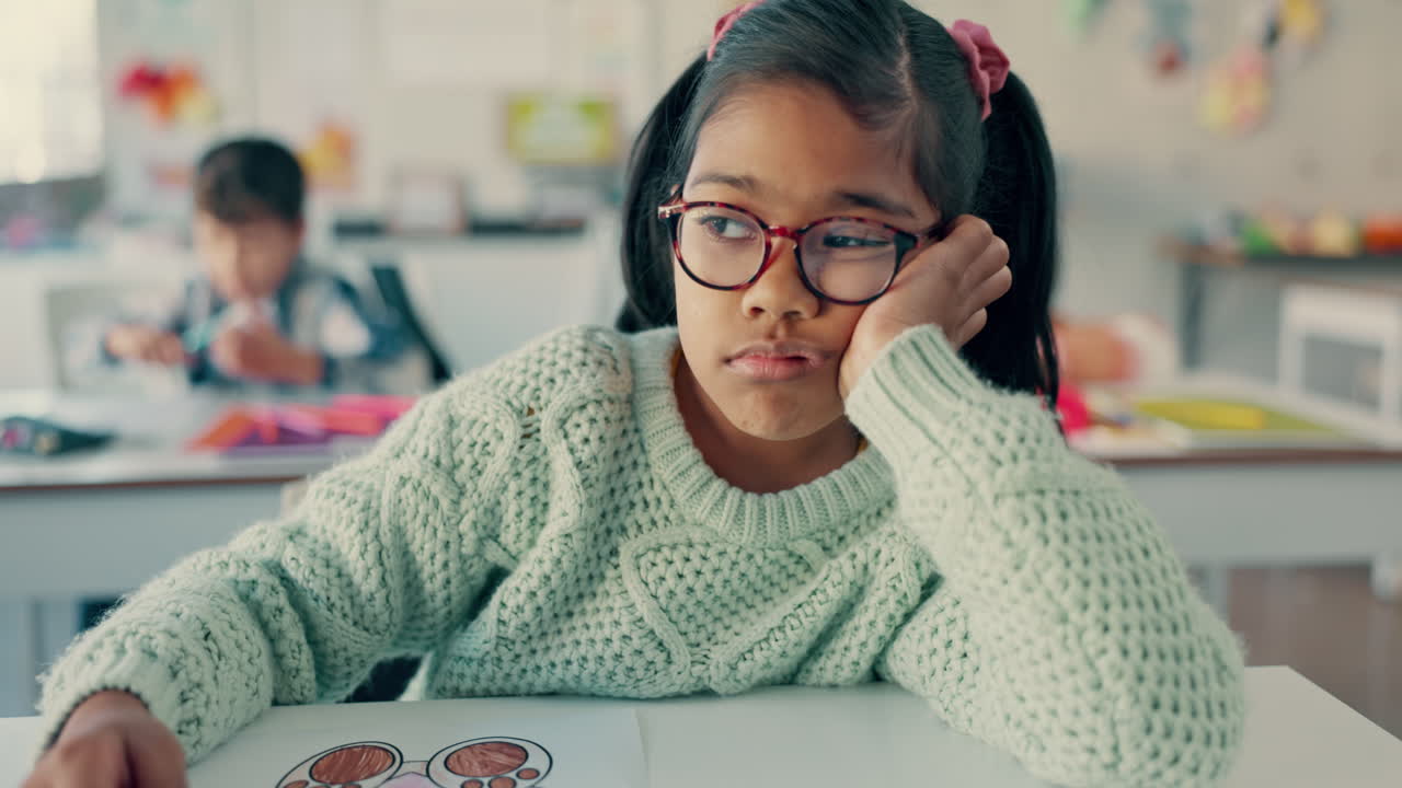 aburrido, niño y cansado de aprender