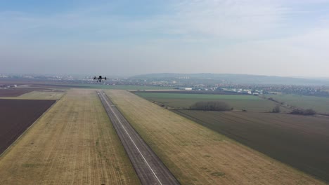avión quadcopter drone que vuela por encima de la carretera y el paisaje, siguiendo la vista aérea