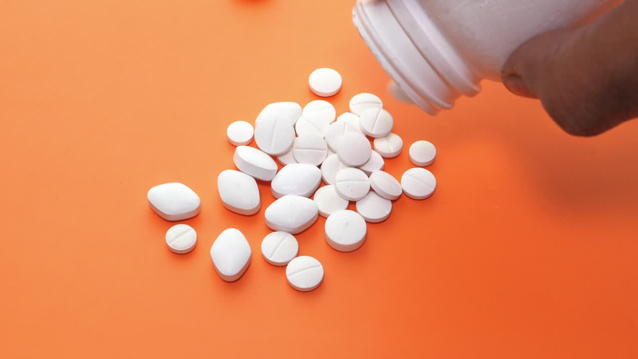 병에서  알약이 아져 나옵니다.