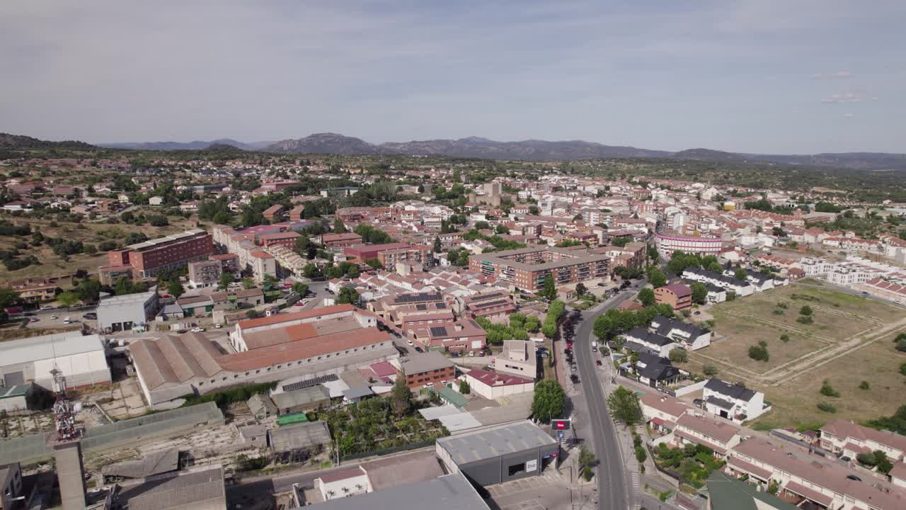 vista aérea amplia del destino turístico de san martín de valdeiglesias, españa
