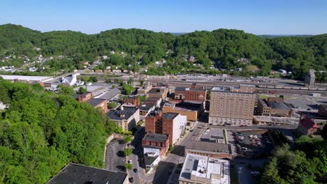 antena alta y lenta sobre el horizonte de bluefield west virginia en 4k