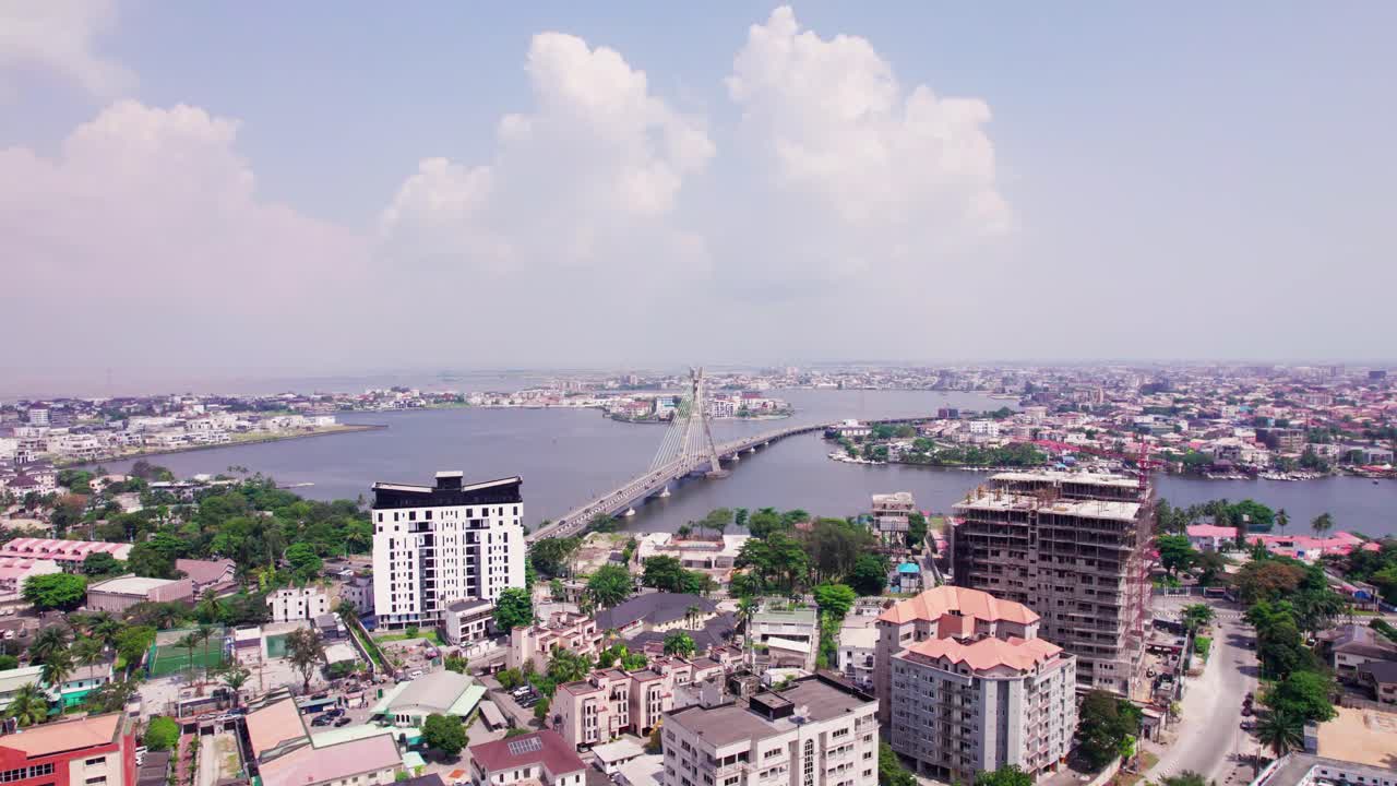 Paesaggio del quartiere di Ikoyi a Lagos che mostra il ponte Lekki-Ikoyi Link