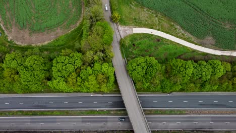 Vista-De-Drones-De-Dolly-Forward-Cruzando-La-Vía-De-Doble-Carril-A2-En-Canterbury