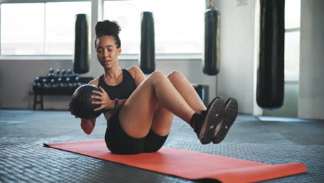 Fitness,-Gimnasio-Y-Mujer-Con-Balón-Medicinal