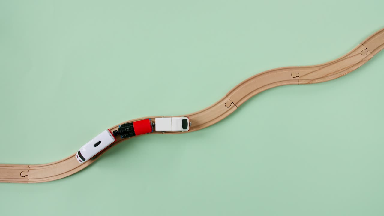 juguete infantil ferrocarril de madera. viaje en tren de juguete a lo largo del ferrocarril. juguetes educativos para niños. vista superior. espacio de copia