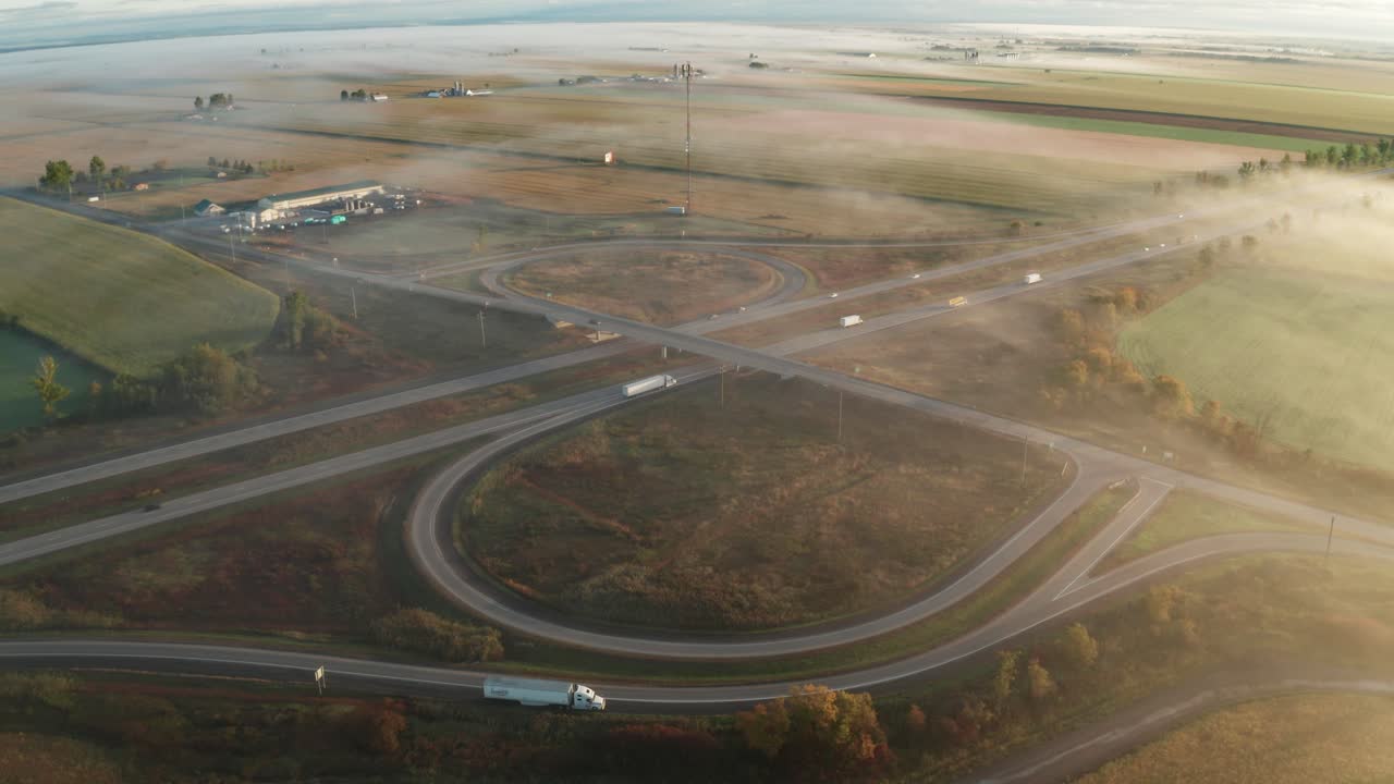 시골 고속도로의 이른 아침 교통 또는 트랙터 트레일러가 있는 주간 고속도로가 출구 램프에서 고장났습니다.