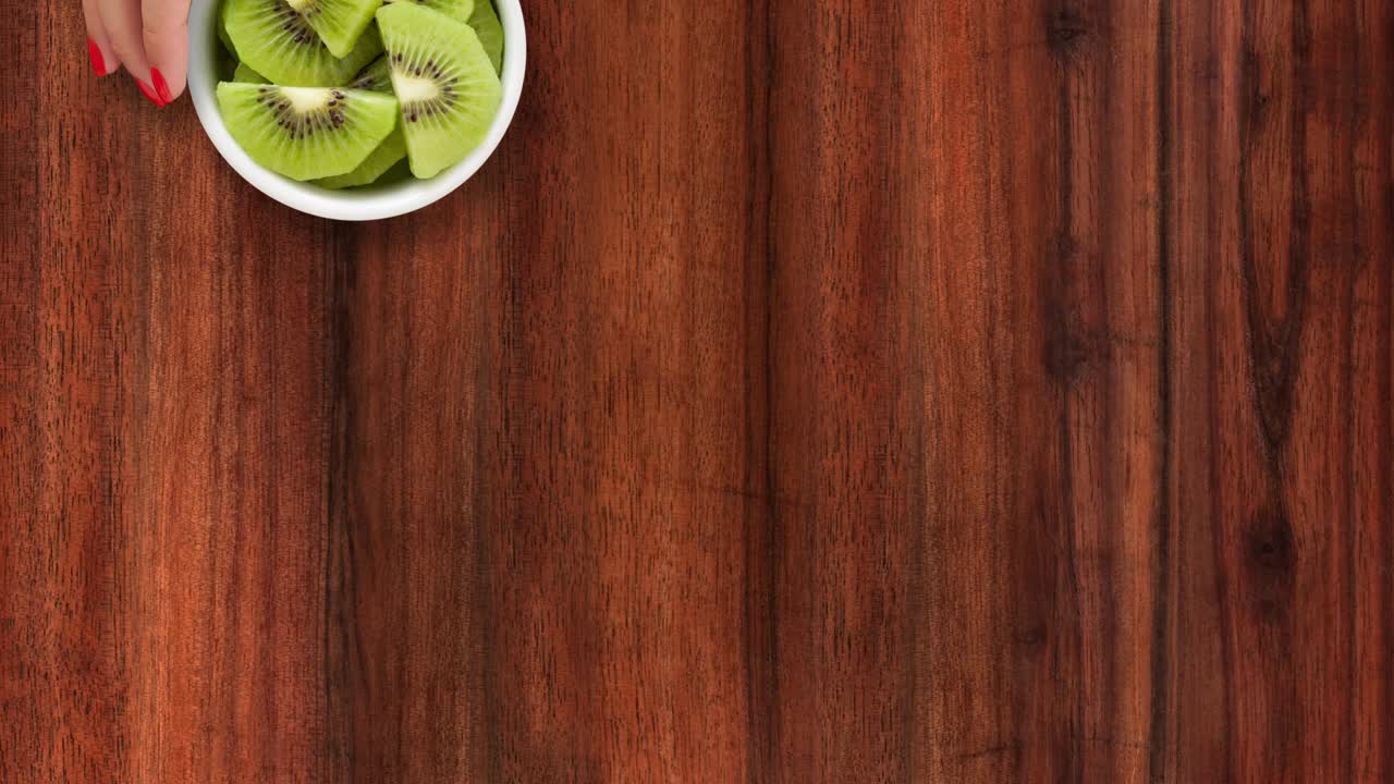 ofreciendo kiwi en rodajas