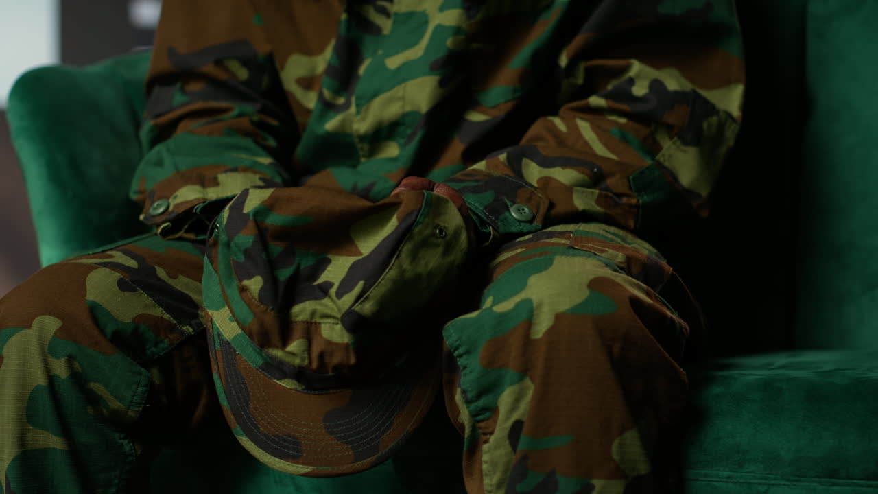 persona con uniforme de camuflaje militar