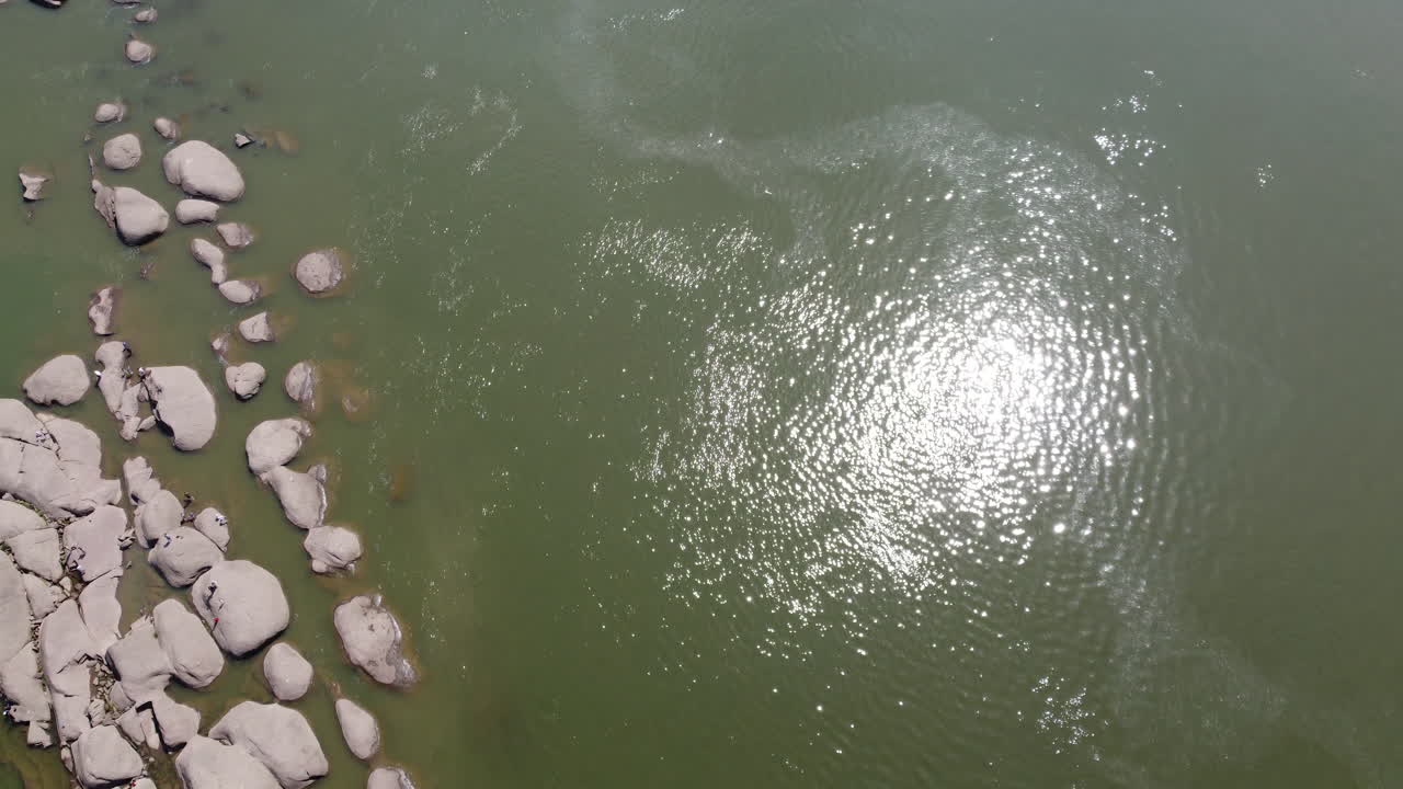 강이 썰물 때 강바닥의 바위가 드러났습니다.