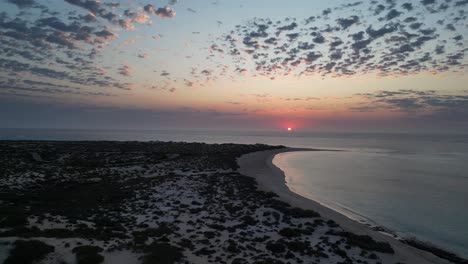 bahía desierta con una hermosa puesta de sol en el fondo