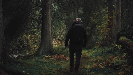 espalda corta de hombre caravana paseo por el bosque