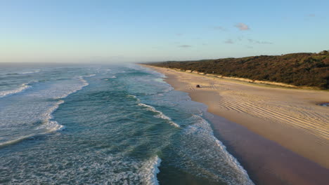 Vista-Aérea-Siguiendo-Un-Automóvil-Conduciendo-Por-La-Playa-De-K&#39;gari,-Hora-Dorada-En-Australia