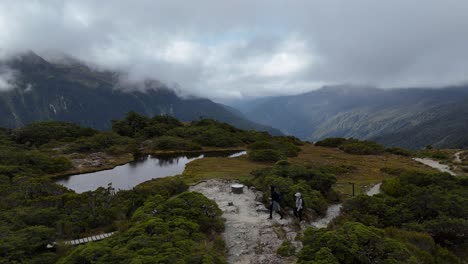 explorando la cumbre clave en el parque nacional de fiordland a pie