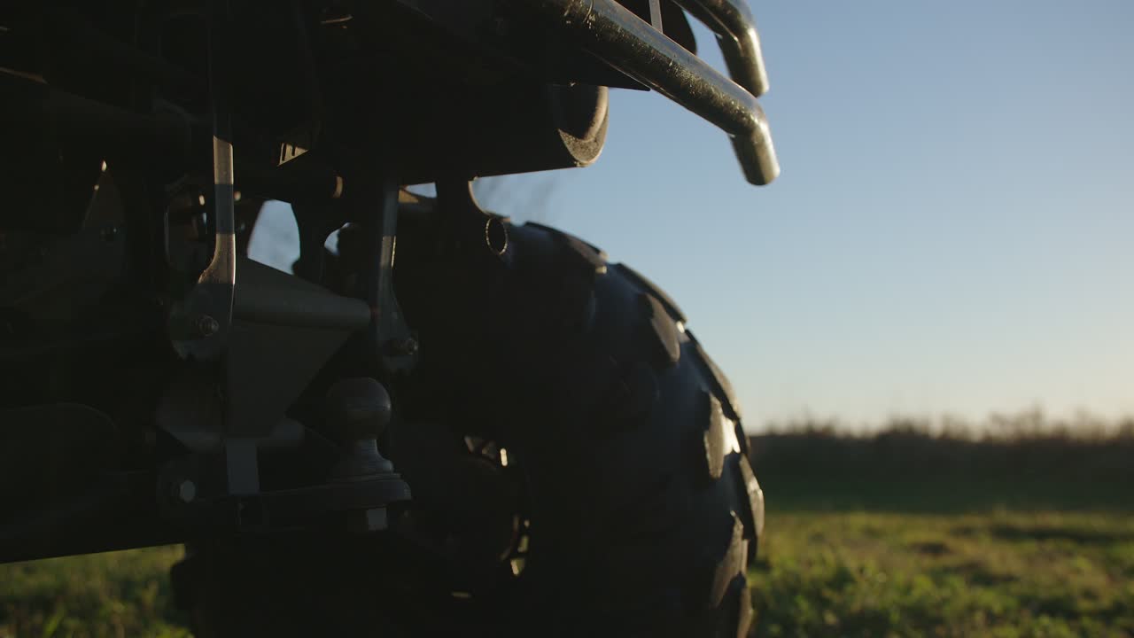 Fumi di scarico di un quad al minimo al mattino presto