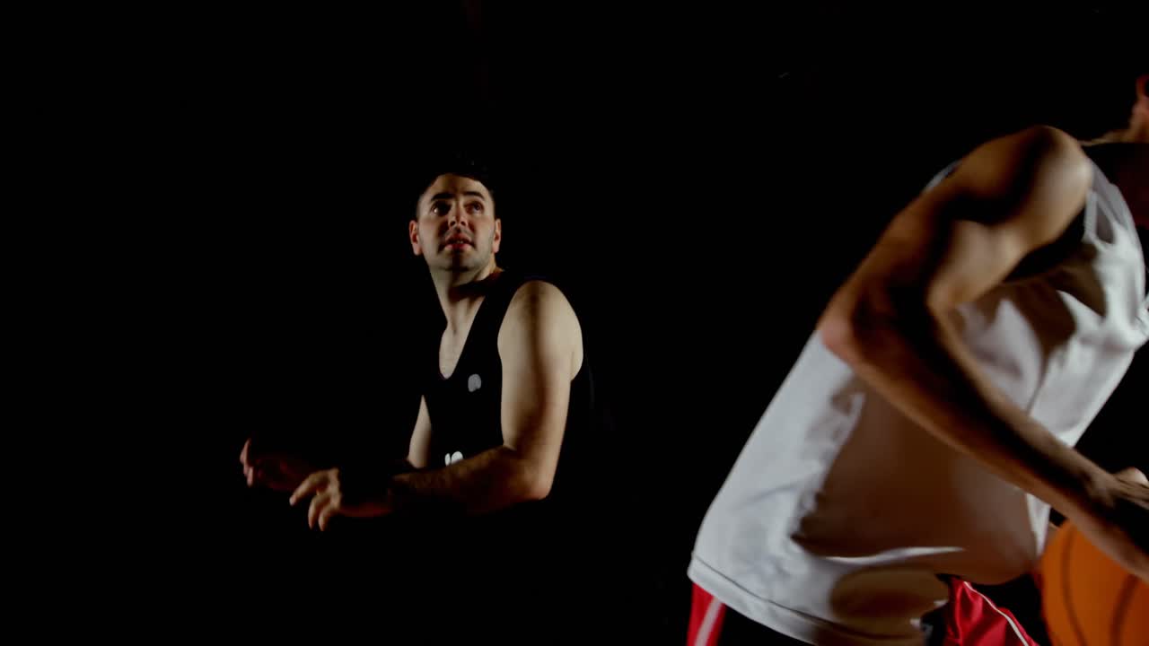 경기장에서 농구를 하는 경쟁자 들 4k