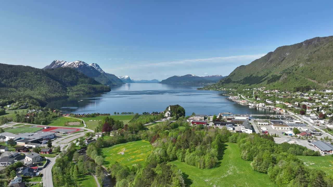 sjoholt y orskog a lo largo de la carretera e39 en camino a alesund en el oeste de noruega - aumento aéreo de verano mientras se mueve lentamente hacia adelante sobre un paisaje verde exuberante y mirando al fiordo orskogvika