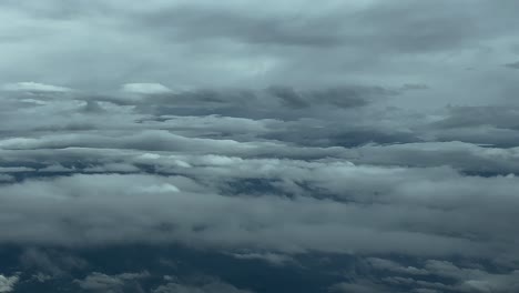 piloto pov volando a través de un dramático cielo de invierno un montón de capas blancas y grises de nubes