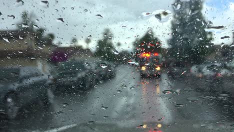 Luces-De-Emergencia-Borrosas-Del-Camión-De-Bomberos-Frente-A-La-Ventana-Del-Camión-Bajo-La-Lluvia