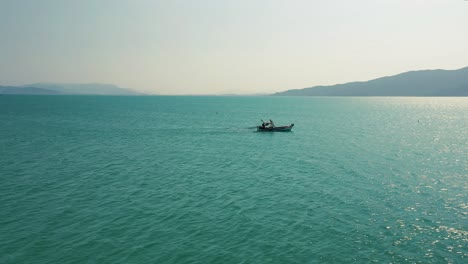 Barco-De-Pesca-En-La-Vista-Aérea-De-Drones-Del-Océano-Atlántico