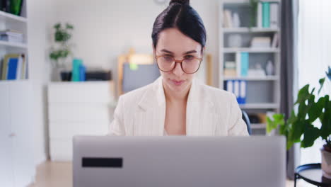 jefa de empresa segura escribiendo correos electrónicos