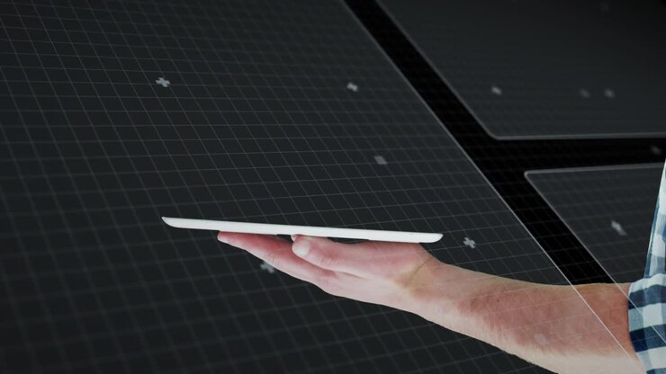 Mano che sorregge un tablet bianco, la mano libera si muove in avanti e tocca l'HUD per modificare gli anelli