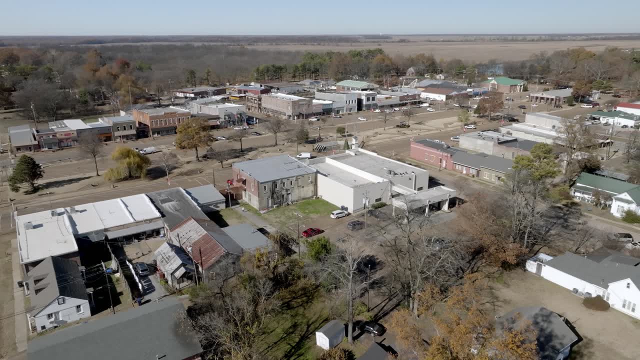 미시시피 주 니카 시내에서 무인기 영상으로 원을 돌고 있습니다.