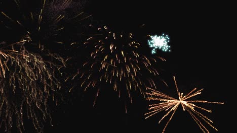 Cielo-Cubierto-De-Fuegos-Artificiales-Durante-Las-Celebraciones-Navideñas