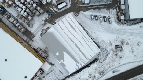 Vista-De-Arriba-Hacia-Abajo-Del-Puerto-Pesquero-Cubierto-Por-Nieve-Fresca-De-Invierno-En-Skjervøy,-Condado-De-Troms,-Norte-De-Noruega