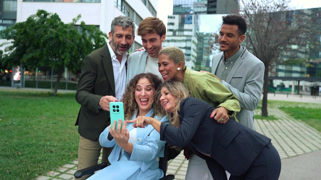 Gruppo eterogeneo di professionisti che si scattano un selfie all'aperto