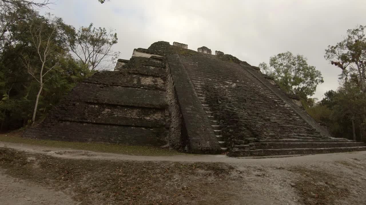 ruinas mayas en tikal en guatemala