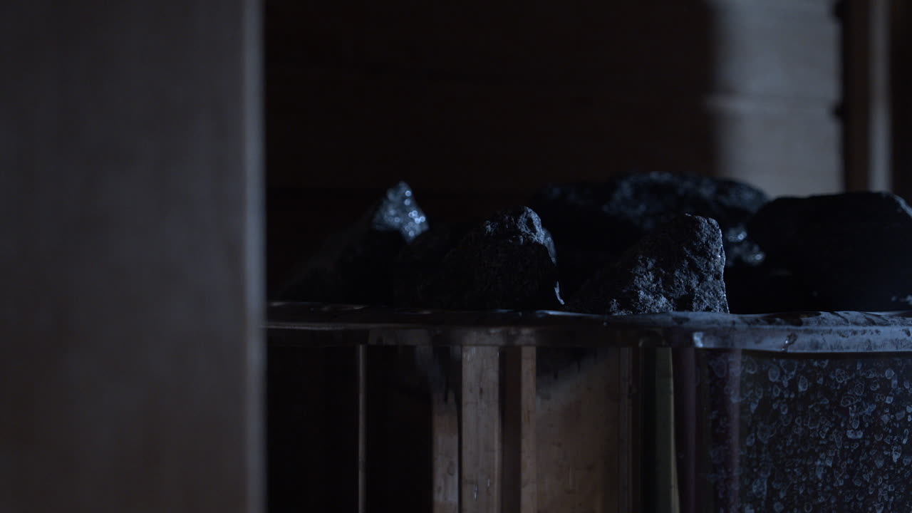 전통적인 핀란드 사우나에서 증기있는 바위 위에 물을 부어, 중간