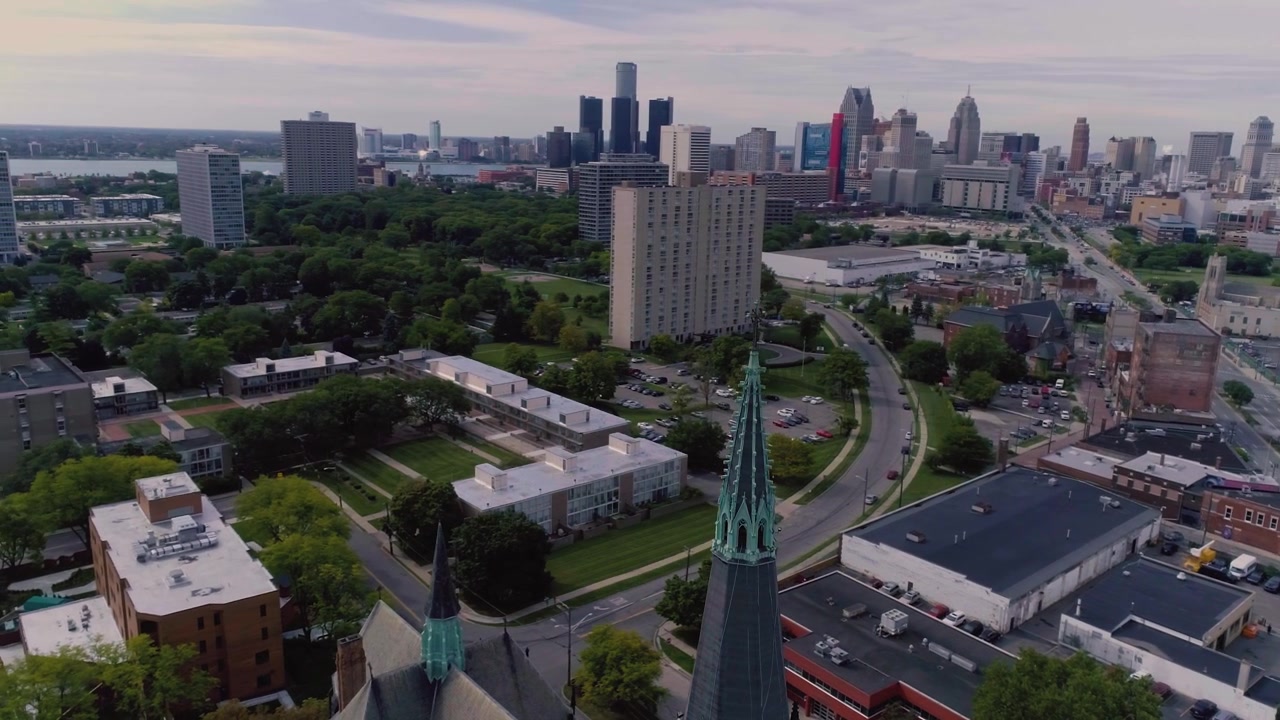 Vista aerea del paesaggio urbano di Detroit con campanile di chiesa e zona residenziale