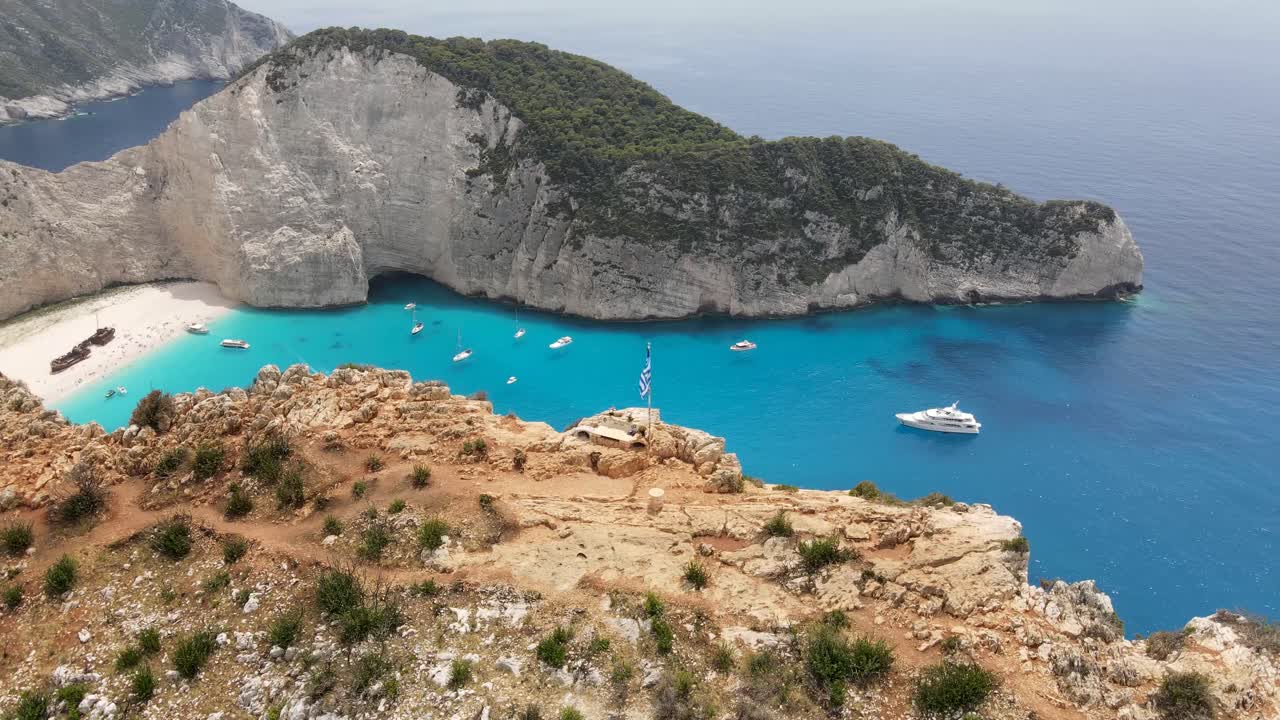 Niesamowita Plaża Navagio ze wrakiem statku na Zakintos, Wyspach Jońskich, Grecja.