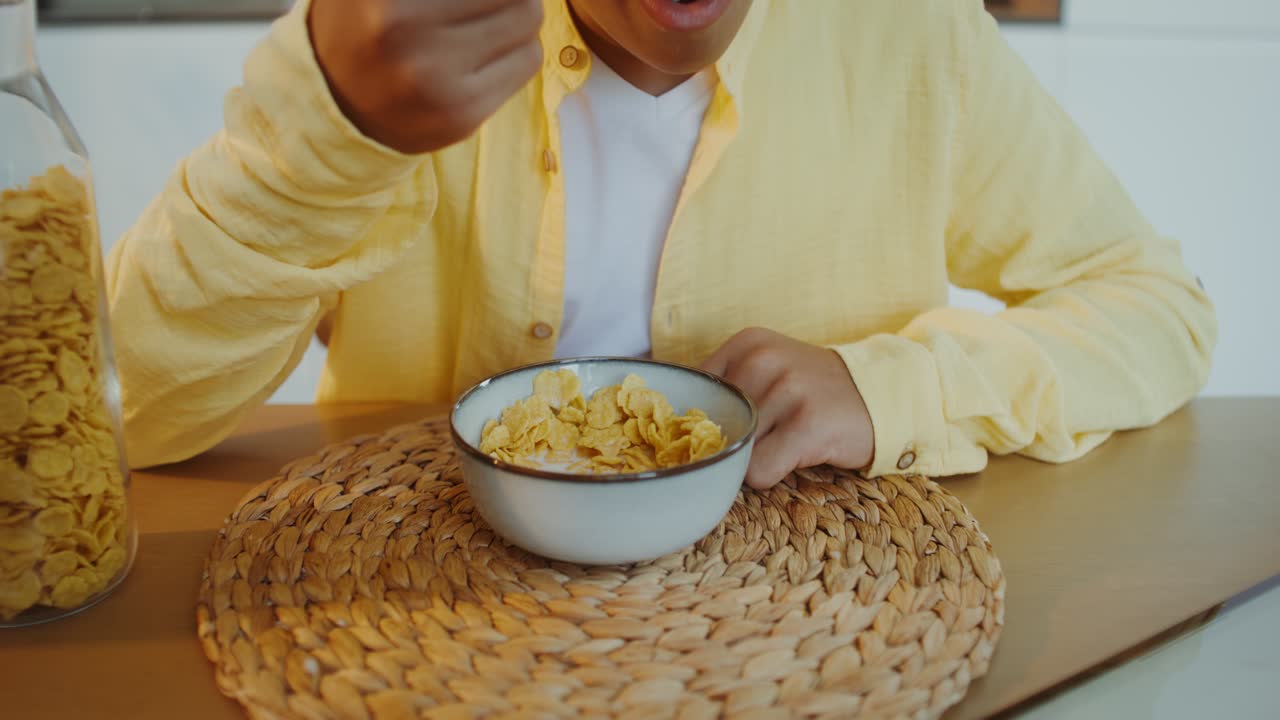 niño comiendo cereales para el desayuno